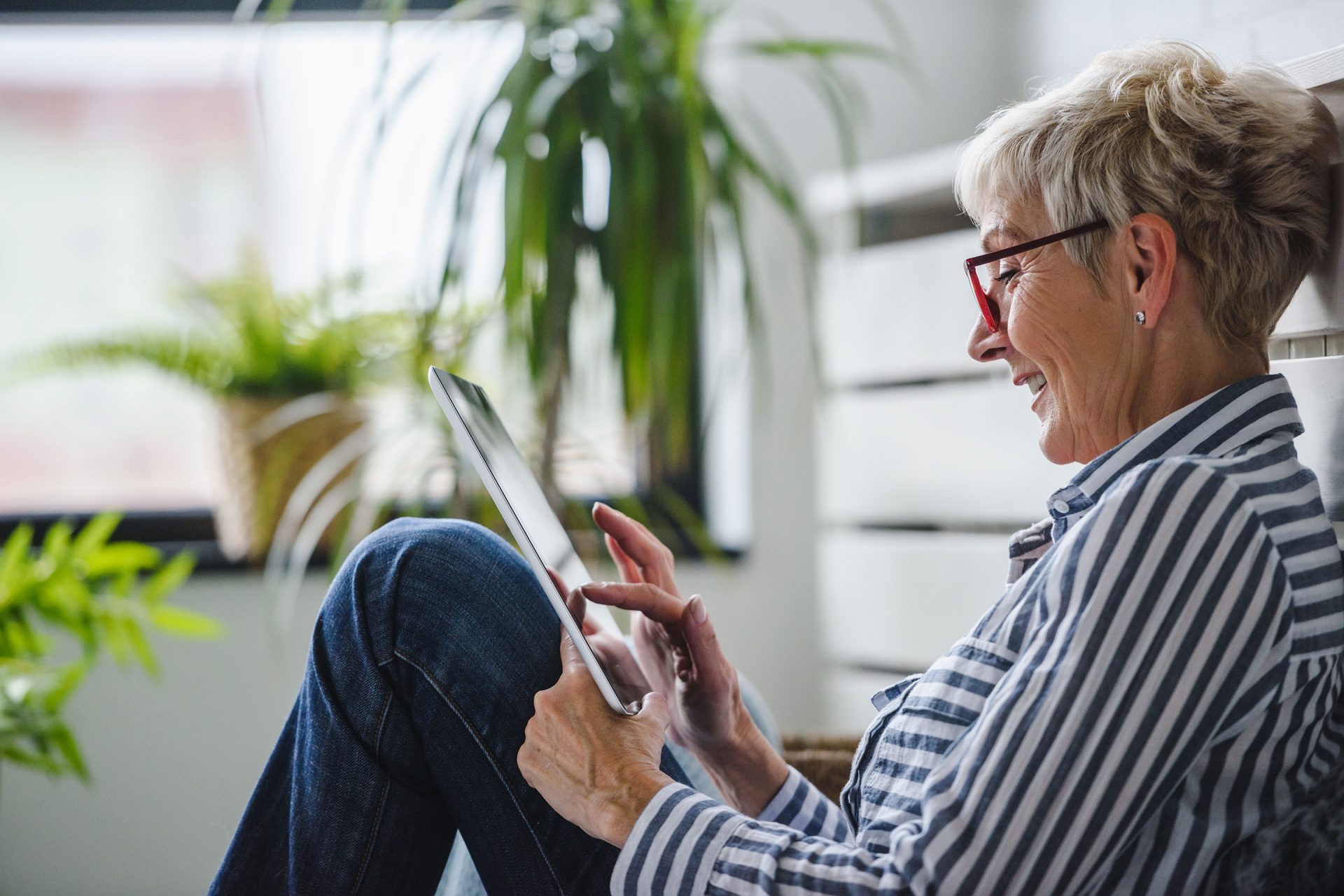 Senior-woman-using-digital-tablet-at-home.-The-use-of-technology-by-the-elderly_WEB